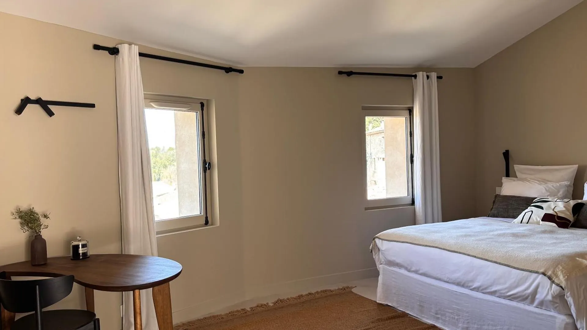 La Maison Des Jardins Gigondas Bed & Breakfast